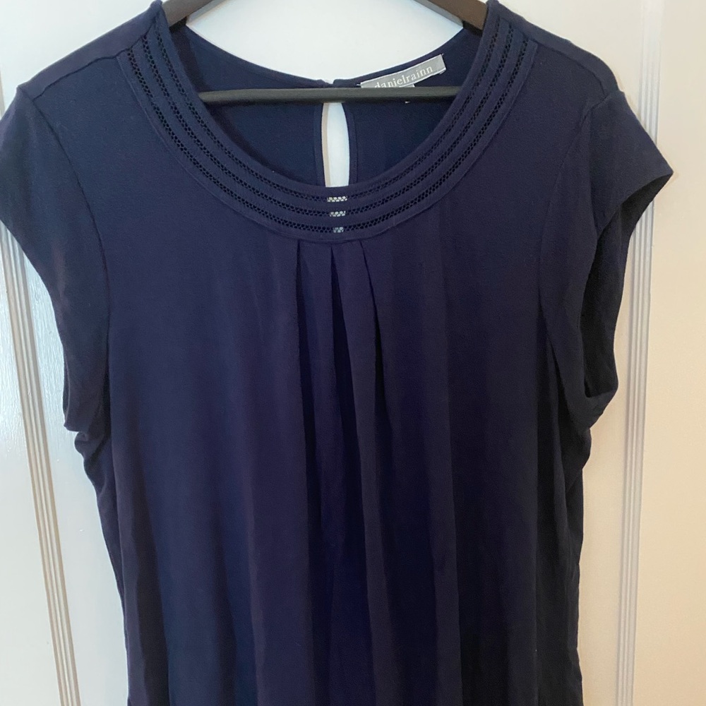 Daniel Rainn Navy cap sleeve scoop neck top with crochet detail size XL EUC